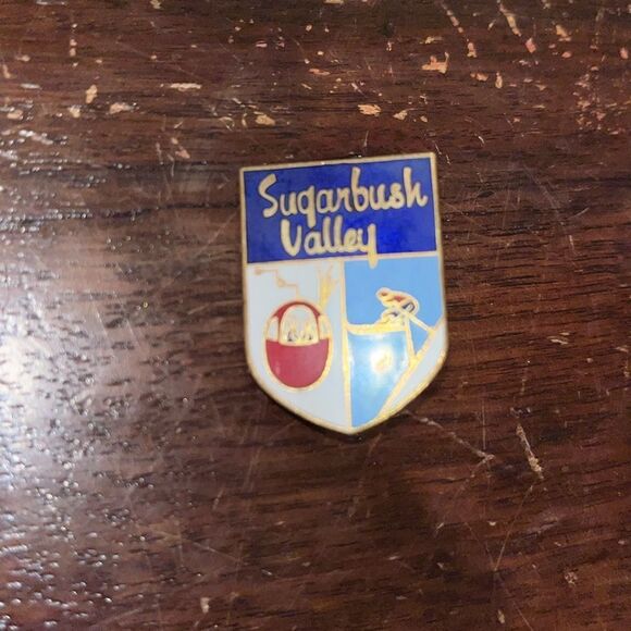 Vintage Sugarbush Vermont Gondola Ski Winter Resort Mountain Button Pin Pinback - Picture 1 of 3